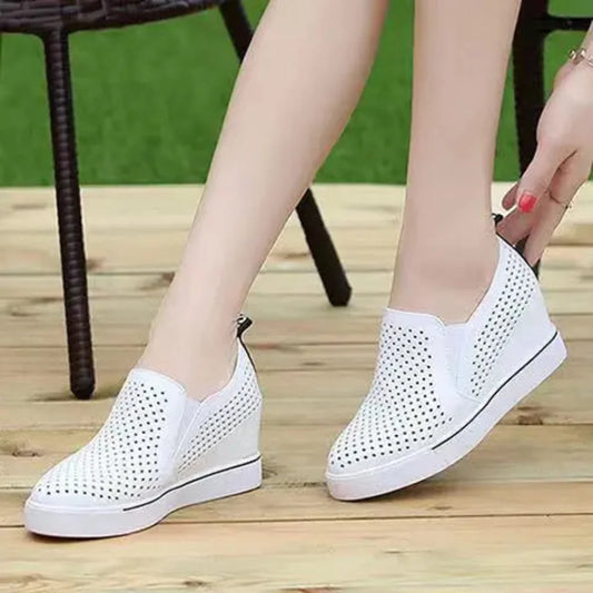 Ella wedge sneakers | Slip-on damesschoenen met perforaties en verborgen sleehak