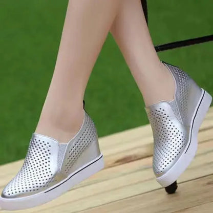 Ella wedge sneakers | Slip-on damesschoenen met perforaties en verborgen sleehak
