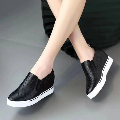Ella wedge sneakers | Slip-on damesschoenen met perforaties en verborgen sleehak